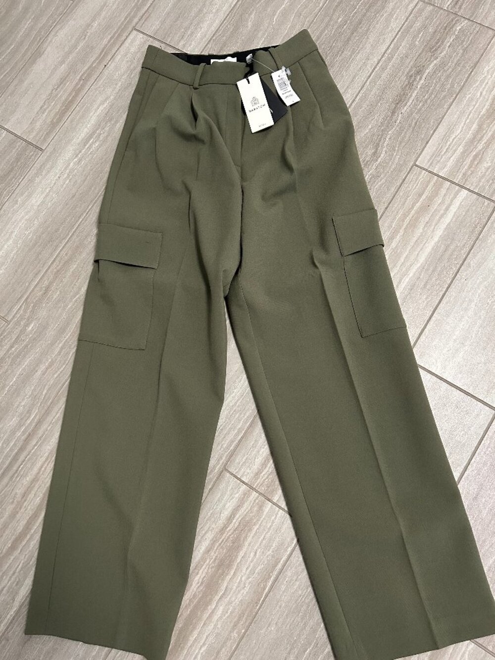 Aritzia Cargo Pants New with Tags Size 4 Army Green